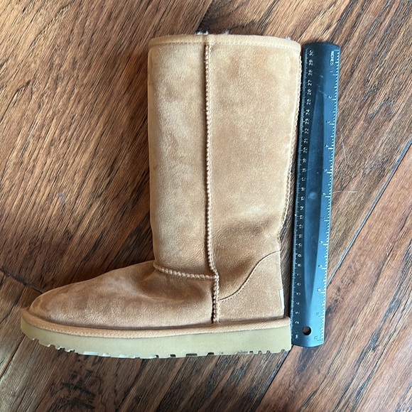 Like New! Uggs boots size 6 - Picture 9 of 9